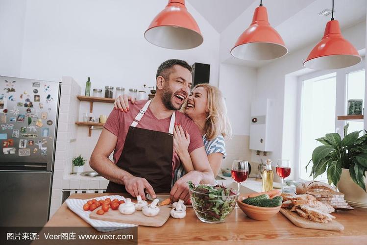 温馨的厨房时光：老公经常在我做饭的时候抱我进入