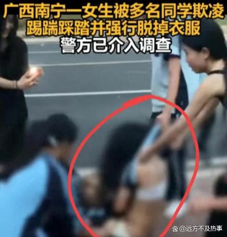 女学生被c扒衣服视频，网友感叹：道德底线何在？